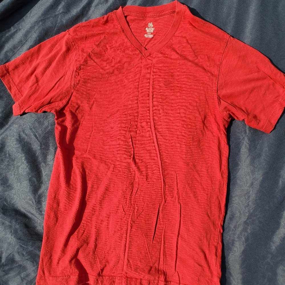 Rustic blue Mens red v neck t shirt small🌴